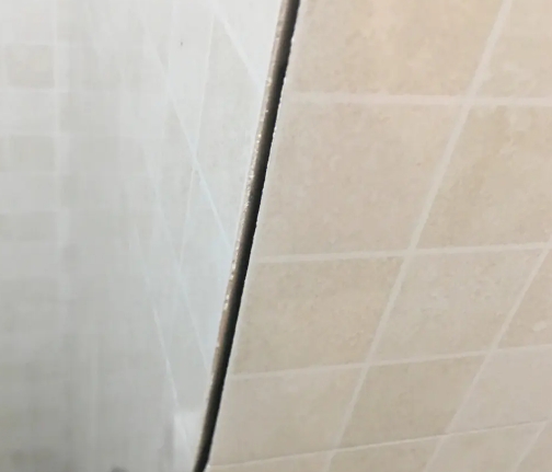 和县瓷砖空鼓维修公司分享阳台瓷砖脱落的修复过程可以分为以下几个步骤