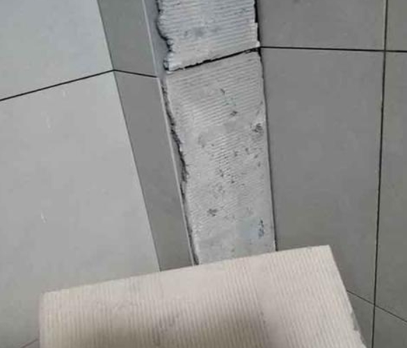 和县瓷砖空鼓维修公司分享下厨房瓷砖脱落的补救措施。